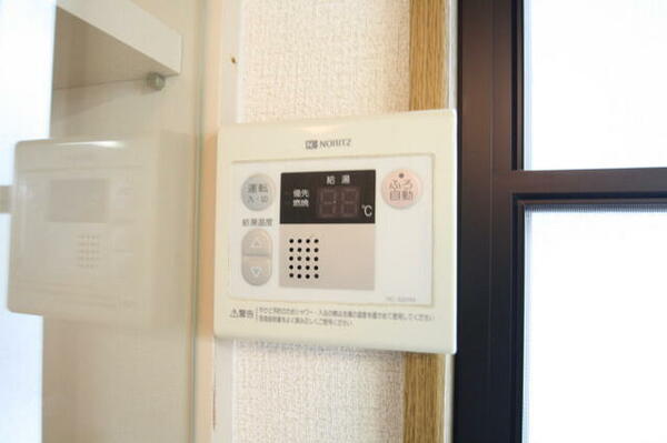 画像9:キッチンの窓の隣に給湯器リモコンがあります