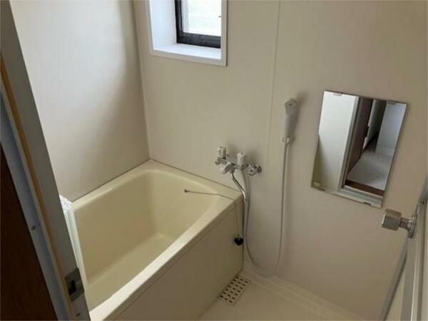 画像6:窓付きの浴室