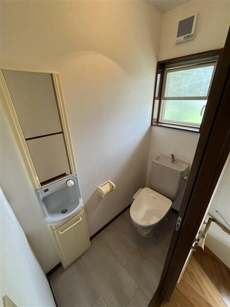 画像5:トイレは温水洗浄便座付きです。