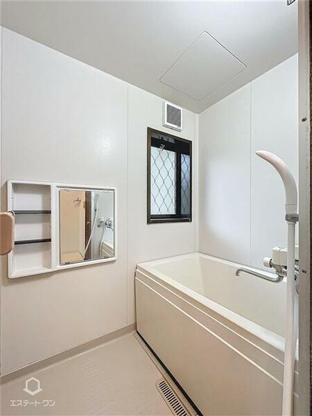 画像4:お風呂に窓があるので換気ができて清潔に保てます！