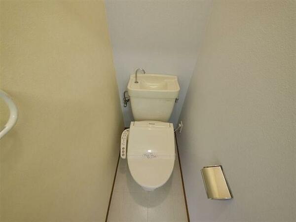 画像6:温水洗浄暖房便座付きのトイレ