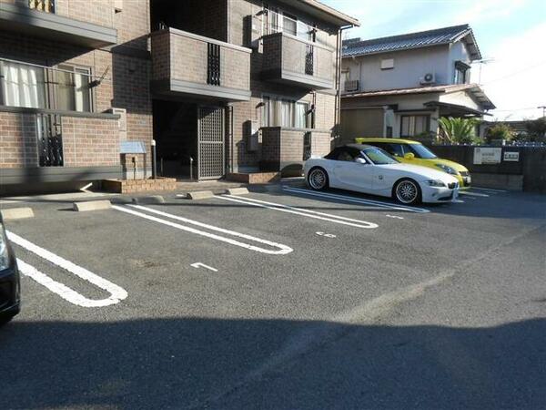 画像14:二重白線で停めやすい駐車場♪