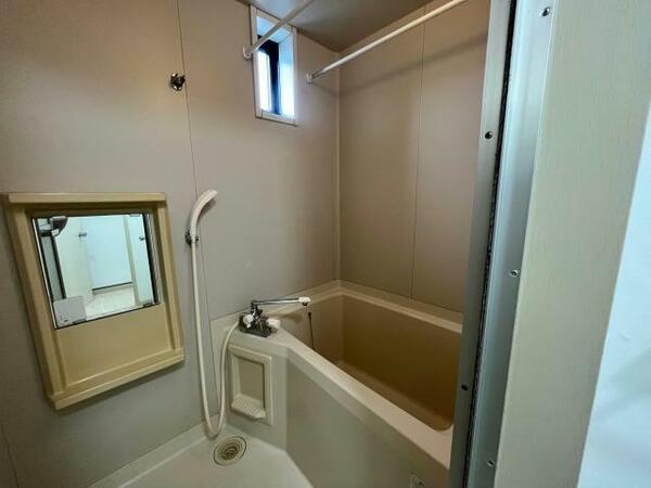 浴室：小窓の有る浴室