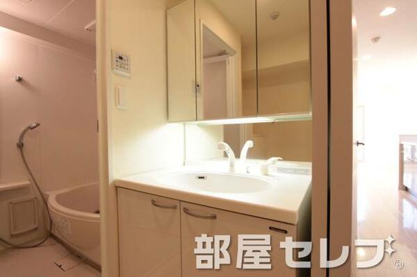 画像8:収納充実で大きな鏡のついた洗面所です。