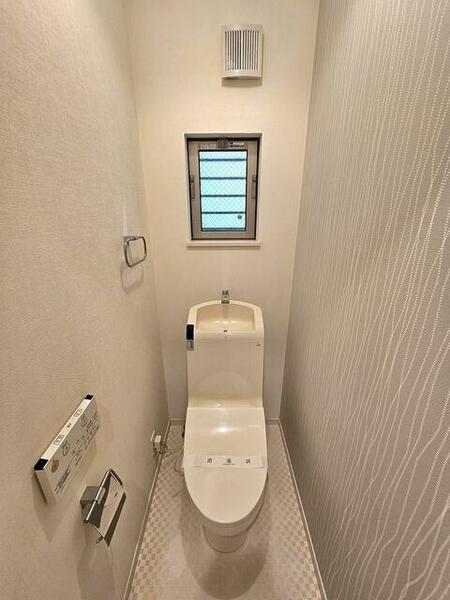 1階トイレ。温水洗浄機能付き便座