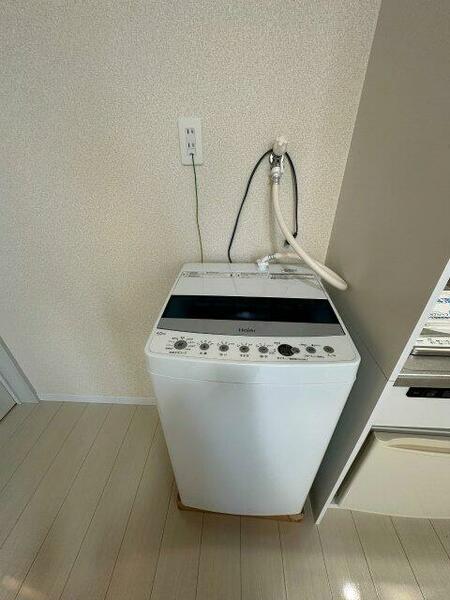 画像14:キッチン横にある室内洗濯機置き場です♪洗濯機も完備しています◎室内に置けるので洗濯機が傷みにくい！