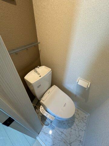 画像7:人気のシャワートイレ・バストイレ別です♪トイレが独立していると使いやすいですよね☆小物を置ける便利