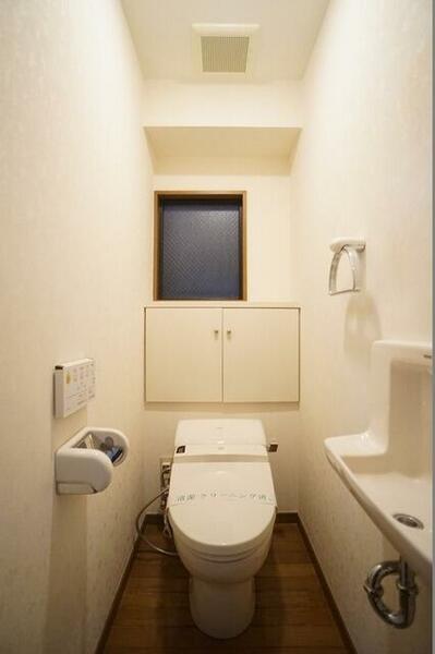 画像6:温水洗浄便座付きトイレ