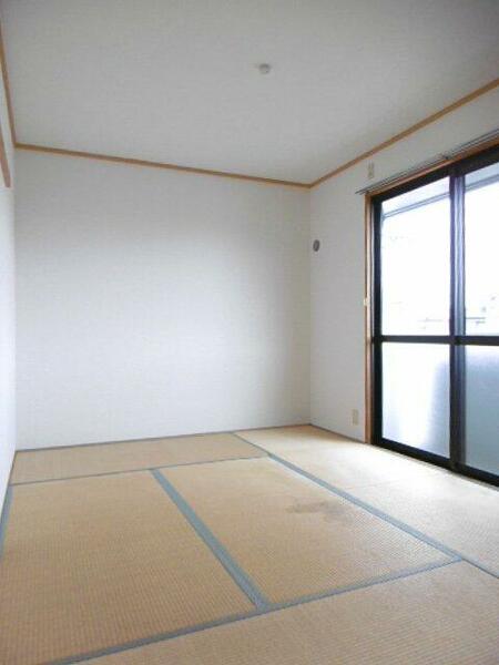 画像16:畳の上でゆっくりとくつろげる和室です