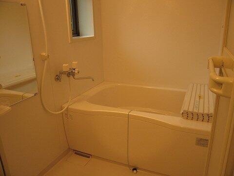 画像7:追いだき機能付きのお風呂ですお風呂に窓も付いています