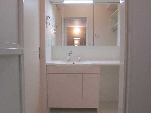 画像6:大きめの鏡のついた独立洗面台で身支度がしやすいです♪