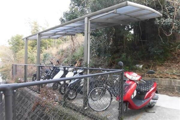 画像12:屋根付きバイク置き場・駐輪場あり！