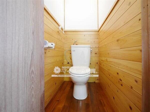画像6:木のぬくもりを感じるトイレ