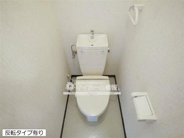 画像6:タオル掛け付きのトイレ