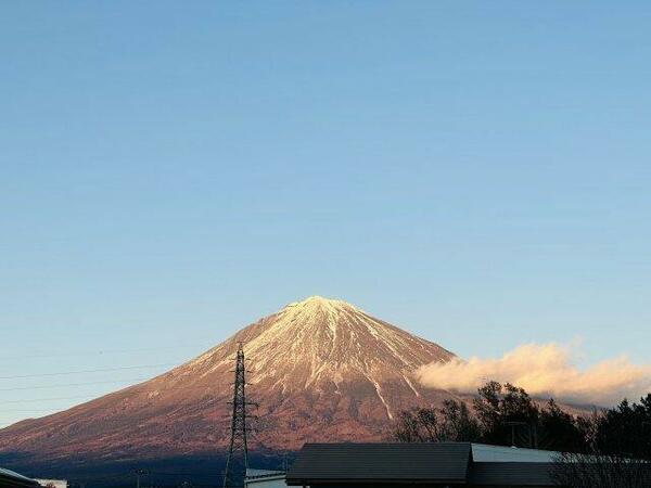 2階北側の洋室からの眺望！出窓から富士山の絶景が楽しめます♪