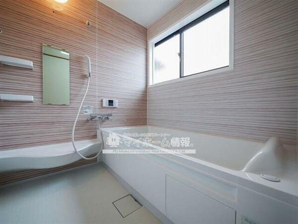 画像8:明るいバスルームはゆったり足を伸ばせる一坪風呂♪