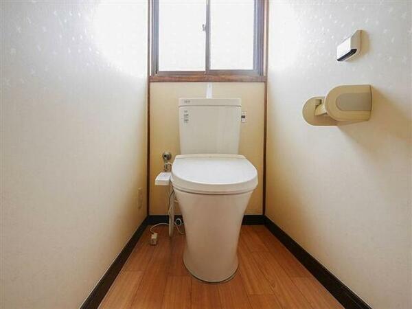 トイレは快適な温水洗浄暖房便座付き♪