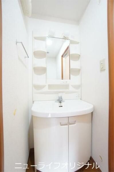 画像3:清潔感溢れる洗面化粧台。