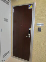 画像10:105　ICカードキー付き玄関ドア