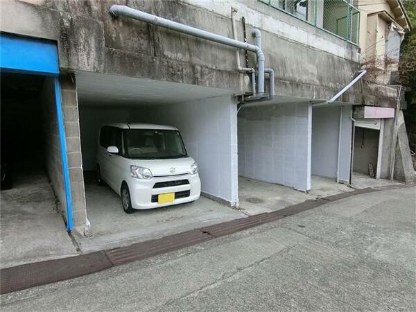 画像14:堀り込み式の駐車場です♪