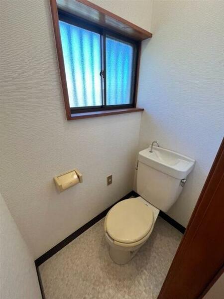 画像5:清潔感のあるシンプルなトイレ
