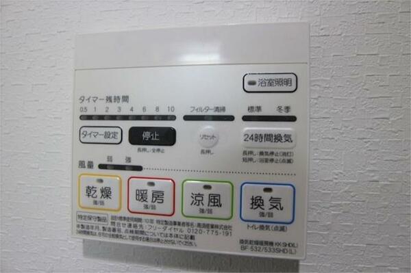 画像13:浴室乾燥機です。雨の日の洗濯も出来るので本当に便利です。