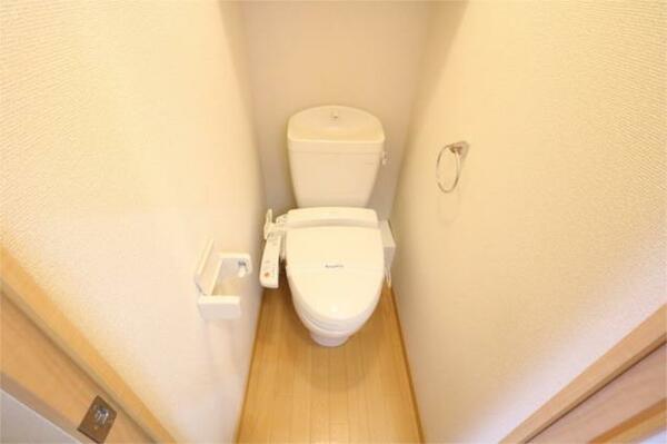 画像11:快適な温水洗浄便座付きトイレになります。
