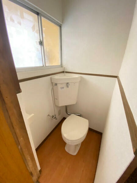 清潔感のある爽やかなトイレ。誰もがリラックスできる空間です。