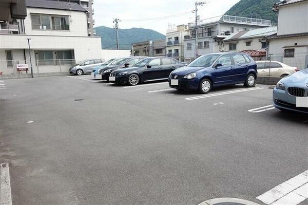 画像14:二重白線でゆったりとした停めやすい駐車場♪