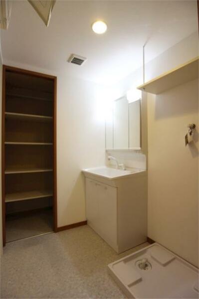 洗面所：※参照※【別号室の写真です】脱衣スペースも十分あります。