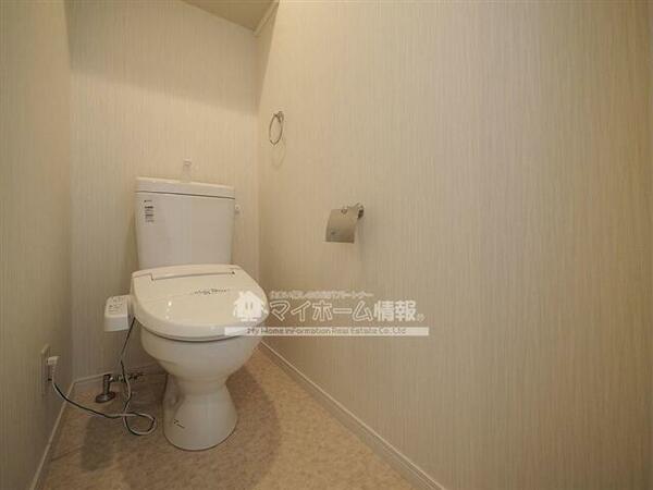 画像6:清潔感のある落ち着くトイレ。タオル掛けホルダー付き