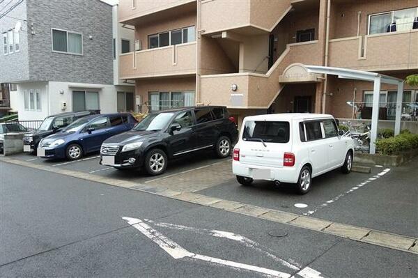 画像14:建物目の前に入居者専用の駐車場があります♪