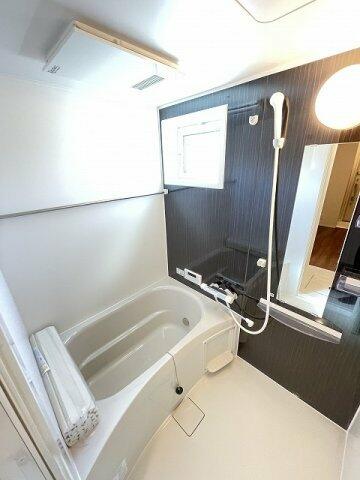 画像10:追い焚き機能・浴室暖房乾燥機付きバスルーム♪ゆったりバスタイムでリラックス☆浴室には窓があるので湿気