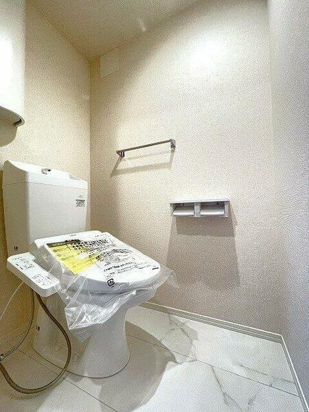 画像12:人気のシャワートイレ・バストイレ別です♪小物を置ける便利な棚やタオルハンガーも付いています♪