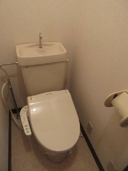 画像11:タオル掛け、小物入れのあるトイレです