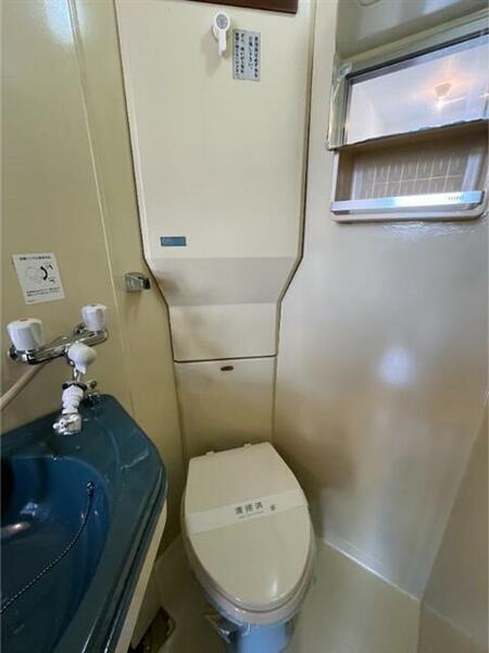 画像5:洗面台の下に隠れたトイレ。