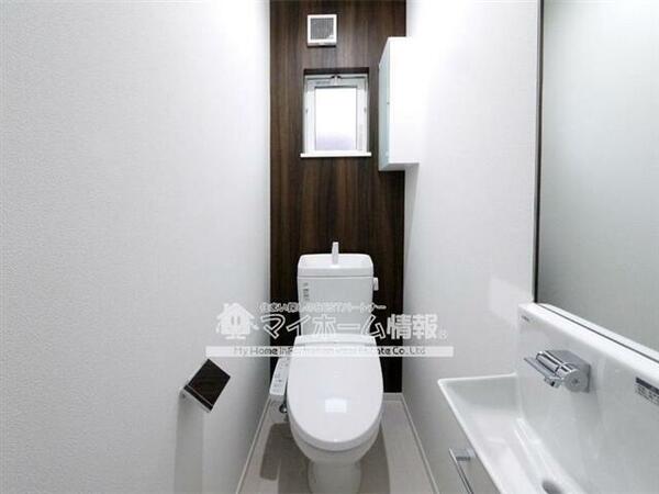 トイレ：便利な背面棚、手洗い場付きの広めのトイレ