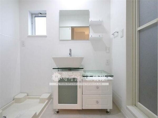 洗面所：機能的な収納棚付き洗面台