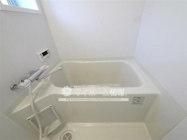 浴室：窓があるだけでお風呂のカビ掃除がラクラク