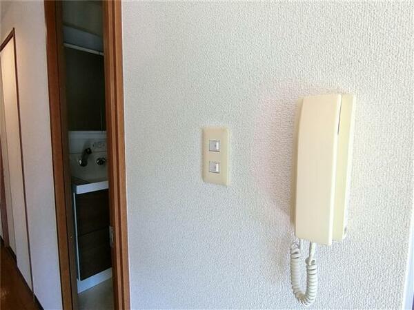 画像12:来客時にお部屋から対応できるインターホン付き♪