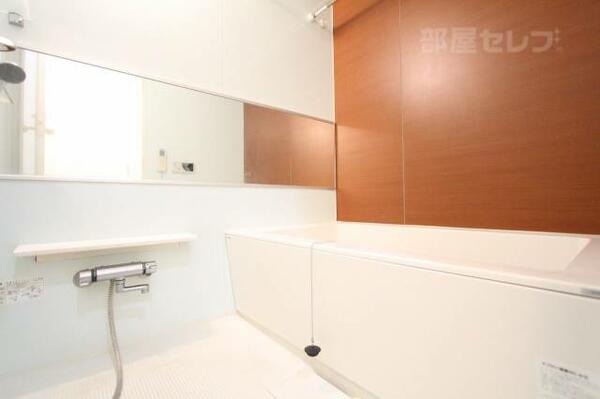 画像6:お風呂は壁もオシャレ！大きめの鏡も嬉しいですね