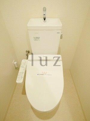画像15:温水洗浄便座付きのトイレです。