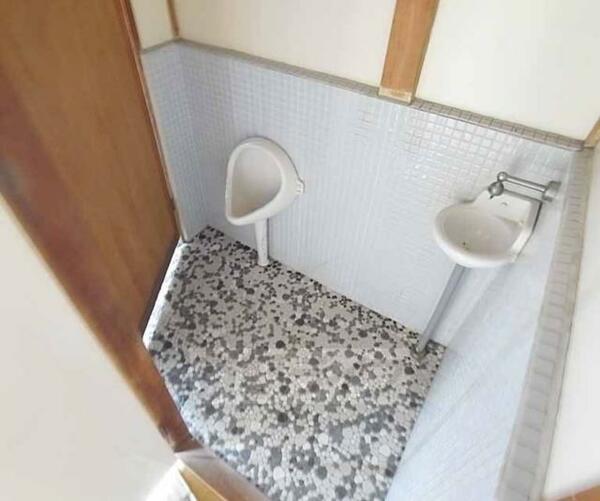 画像7:トイレが中で別れています