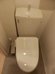 画像8:トイレ（温水洗浄便座）