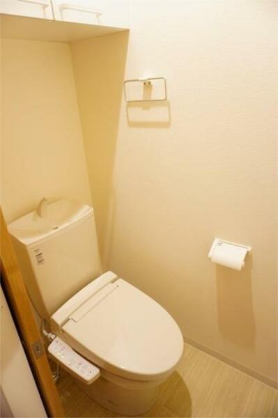 画像13:トイレは快適な温水洗浄便座付き