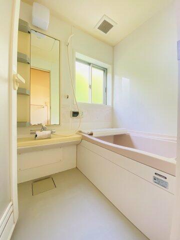 画像7:オシャレな内装のお風呂です♪窓もついてるので換気できますね。