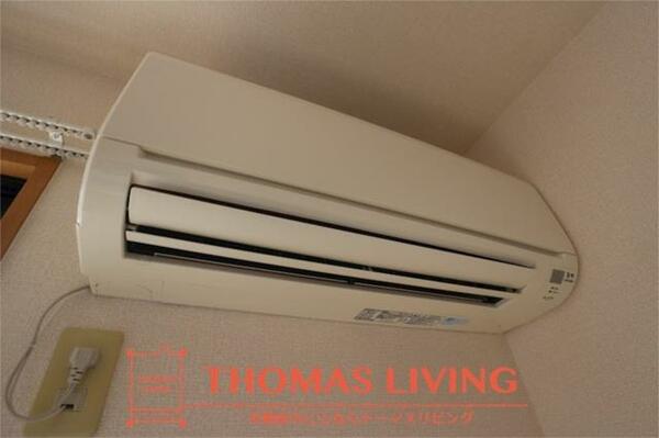 画像13:冷暖房機能付きエアコン