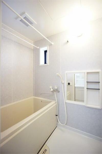 画像6:換気に便利な小窓付の浴室
