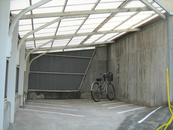 画像5:屋根付き駐輪場