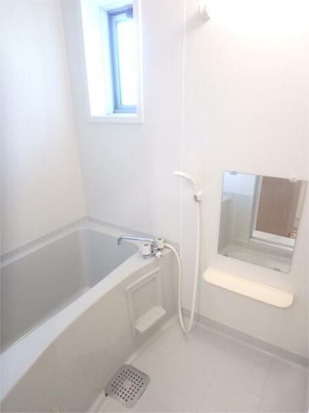 画像6:窓のつきの換気のできる浴室